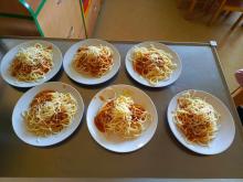 Milánské špagety s mletým masem, sypané sýrem.